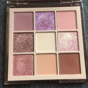Huda beauty nude light eyeshadow